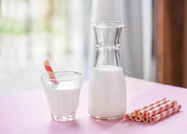 Flasche Milch Und Glas Milch Auf Rosa Tischhintergrund — Stockfoto