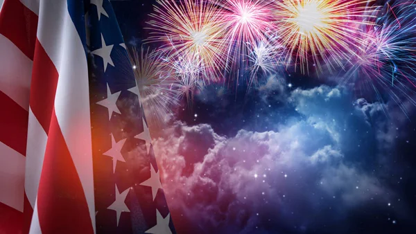 Amerikan bayrağı ve gece gökyüzü arkaplanlı havai fişekler.