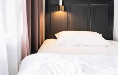 Beyaz temalı çarşaf ve yatak odası iç sabah beyaz perde. 