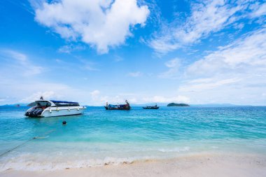 Sahilde bir tekne. Yaz tatili ve tatil konsepti arka plan, tropikal manzara