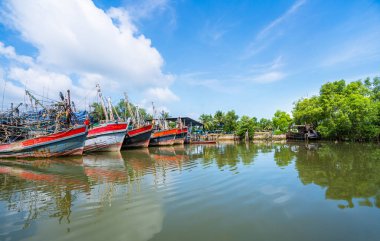 Limandaki Balıkçı Tekneleri ve Tayland 'daki Mavi Gökyüzü. 