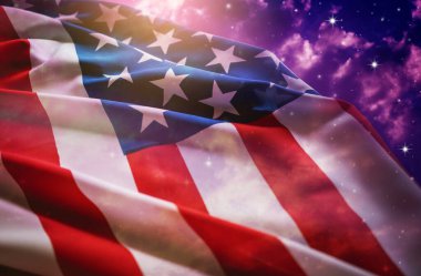 Gece gökyüzü arkaplanlı Amerikan bayrağı. 