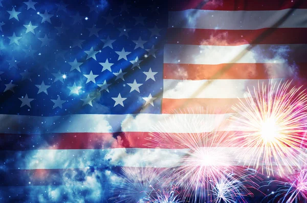 Gece gökyüzü arkaplanlı Amerikan bayrağı.