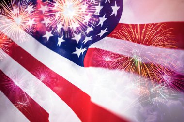 Havai fişek geçmişi olan Amerikan bayrağı, Anma Günü veya 4 Temmuz. 