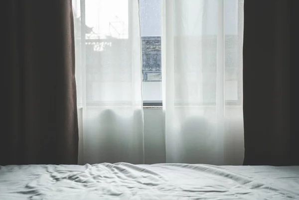 Ventana Con Cortina Blanca Por Mañana Dormitorio Interior Fondo — Foto de Stock
