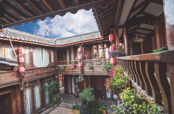 Traditionelles Chinesisches Holzhaus Und Hausgarten — Stockfoto