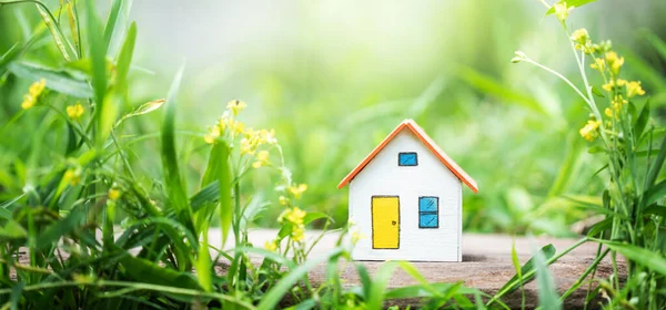 Modelo Casa Blanca Sobre Fondo Hierba Verde — Foto de Stock