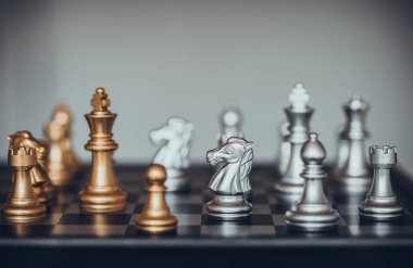 Satranç tahtası oyunu, iş konsepti fikirleri ve rekabet.