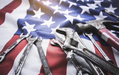 Doğum günün kutlu olsun. Amerikan bayrağında İngiliz Mühendis İnşaatçısı araçları.