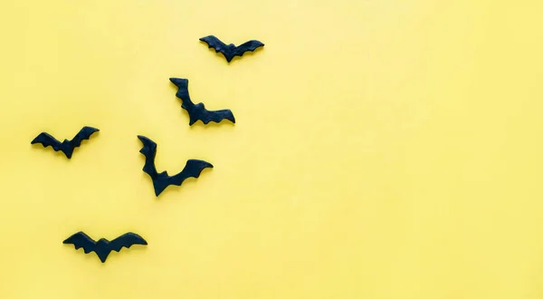 黄色背景的万圣节蝙蝠 带有复制空间的万圣节背景 — 图库照片