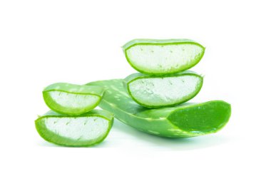 Aloe yeşil yaprakla dilimlenmiş, beyaz arka planda izole edilmiş.