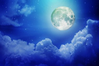Bulutlarda gece gökyüzü olan dolunay, NASA tarafından desteklenen bu görüntünün elementleri..