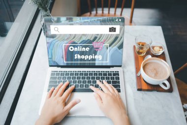 İnternetten alışveriş sitesi laptopta. Genç kadın elleri dizüstü bilgisayar kullanıyor..