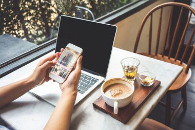 Akıllı telefon kullanan genç kadın elleri. Çevrimiçi alışveriş kavramı.