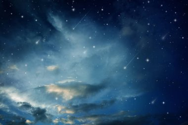 Gece gökyüzü bulutlu ve yıldızlı