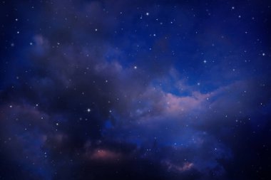 Gece gökyüzü bulutlu ve yıldızlı