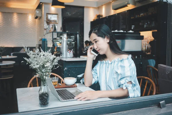 Asian Woman Using Smart Phone Coffee Shop — Stock Photo, Image