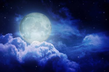 Bulutlarda gece gökyüzü olan dolunay, NASA tarafından desteklenen bu görüntünün elementleri..