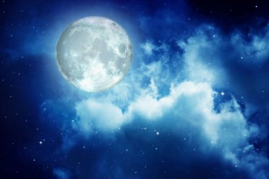 Bulutlarda gece gökyüzü olan dolunay, NASA tarafından desteklenen bu görüntünün elementleri.