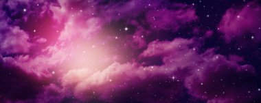 Gece gökyüzü bulutlu ve yıldızlı