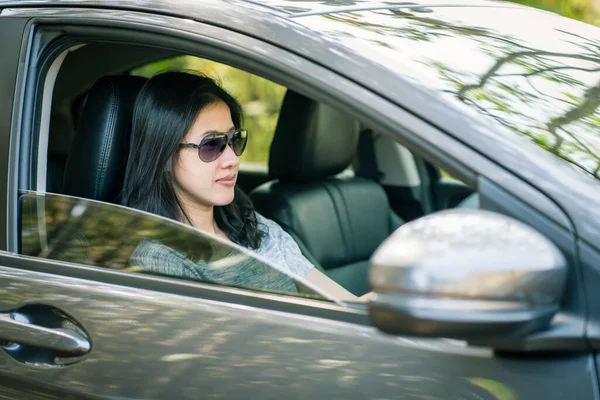 Young Beautiful Smiling Asian Woman Driving Car — Stock Photo, Image