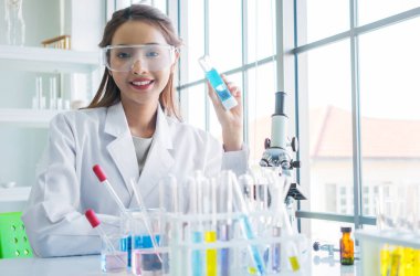 Kadın bilim adamları sağlık için el yıkama jeli kullanmayı öneriyor.