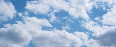Bulutlu Panorama mavi gökyüzü arkaplanı. 