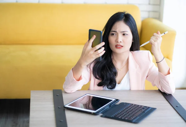 Enojada Mujer Asiática Teniendo Problemas Con Trabajar Teléfono Inteligente Tableta —  Fotos de Stock