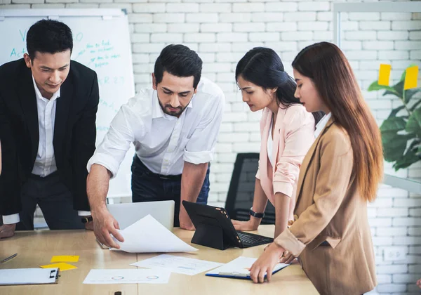 Grupo Jóvenes Empresas Gente Negocios Que Comparte Sus Ideas Trabajando —  Fotos de Stock