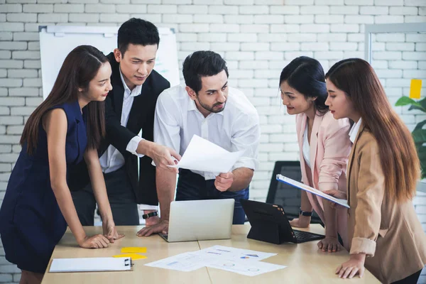 Grupo Jóvenes Empresas Gente Negocios Que Comparte Sus Ideas Trabajando —  Fotos de Stock