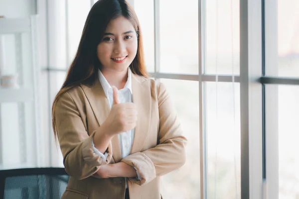 Retrato Una Joven Mujer Negocios Mostrando Los Pulgares Hacia Arriba —  Fotos de Stock