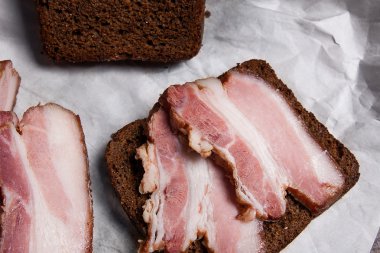 Siyah çavdar ekmeği ile pastırma füme ambalaj kağıt üzerinde şişir. V