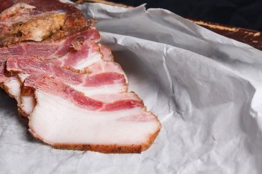 Pastırma füme ambalaj kağıt üzerinde şişir. Vintage altı bir