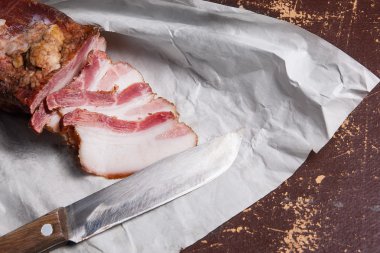 Pastırma füme ve bıçak ambalaj kağıt üzerinde şişir. Vintage natu