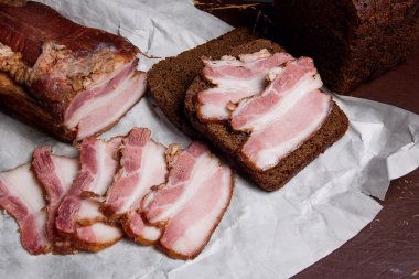 Siyah çavdar ekmeği ile pastırma füme ambalaj kağıt üzerinde şişir. V