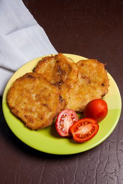 İle et ve domates Belarus yeşil plaka üzerinde patates pancakes