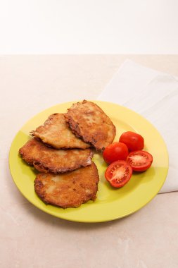 İle et ve domates Belarus yeşil plaka üzerinde patates pancakes