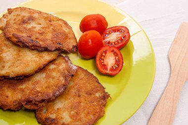 İle et ve domates Belarus yeşil plaka üzerinde patates pancakes