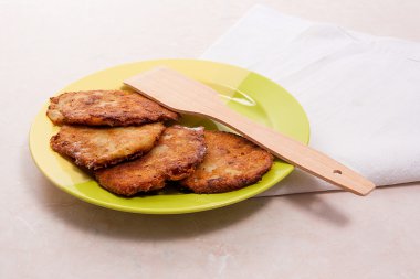 Yeşil plaka üzerinde Belarus tarzı etli patatesli krep 