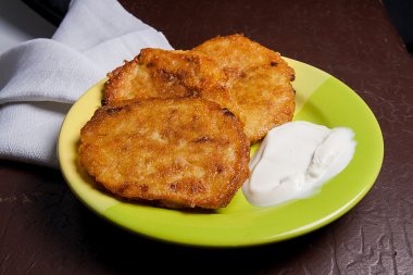 İle et ve ekşi krema Belar yeşil plaka üzerinde patates pancakes