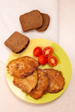 İle et ve domates ile çavdar b yeşil plaka üzerinde patates pancakes