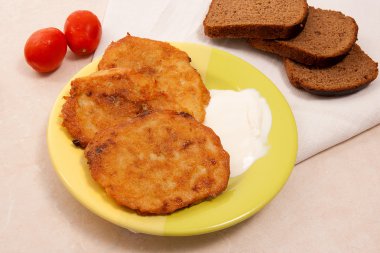 İle et ve domates ile çavdar b yeşil plaka üzerinde patates pancakes