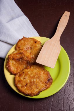 Yeşil plaka üzerinde Belarus tarzı etli patatesli krep 