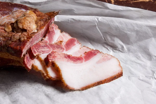 Pastırma füme ambalaj kağıt üzerinde şişir. Vintage altı bir