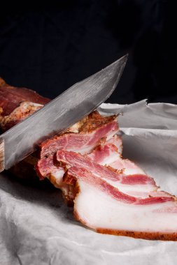 Pastırma füme ve bıçak ambalaj kağıt üzerinde şişir. Vintage natu