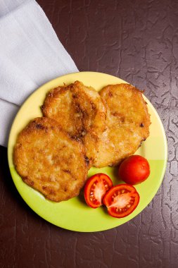 İle et ve domates Belarus yeşil plaka üzerinde patates pancakes
