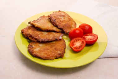 İle et ve domates Belarus yeşil plaka üzerinde patates pancakes