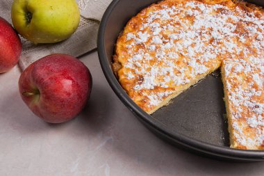 Elmalı turta ışık mermer zemin üzerine taze meyve ile