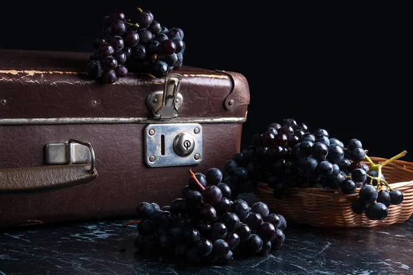 Racimo de uvas azules sobre fondo de mármol oscuro. Caso Vintage o — Foto de Stock