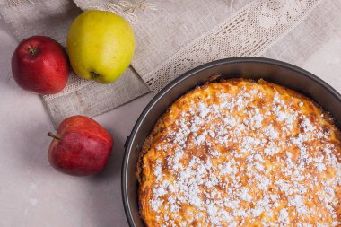 Elmalı turta ışık mermer zemin üzerine taze meyve ile